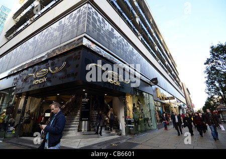 New look store on Oxford Street with shoppers Stock Photo
