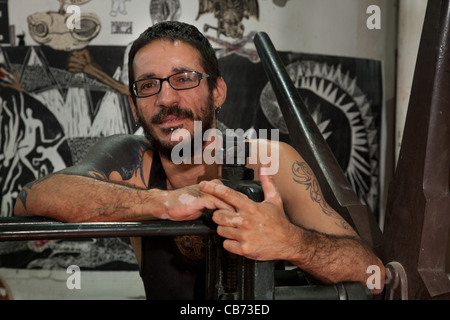 Daniel, an engraver at the National Porto Carrero Engraving School workshop, Havana (La Habana), Cuba Stock Photo