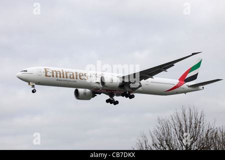 Emirates Boeing 777-36N/ER A6-ECQ on approach to Heathrow : cloudy sky Stock Photo