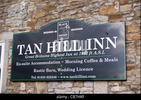 Sign board at Tan Hill Inn, highest pub in Great Britain on the Pennine Way near Keld, Yorkshire Dales National Park North Yorkshire, England Stock Photo