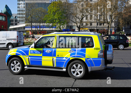 Metropolitan Police officers on patrol in 4x4 police car in the one way traffic system at Marble Arch London West End London England UK Stock Photo