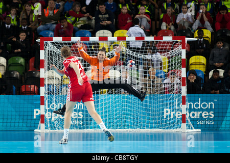Alina WOJTAS (POL) Zuzana SKOLKOVA (SVK), Poland v Slovakia, Women's London Handball Cup. Handball Arena, UK. Stock Photo
