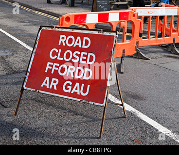Road closed sign in English and Welsh Wales UK Stock Photo