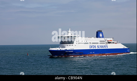 The DFDS Car Ferry 'Dover Seaways' crossing the english channel from ...