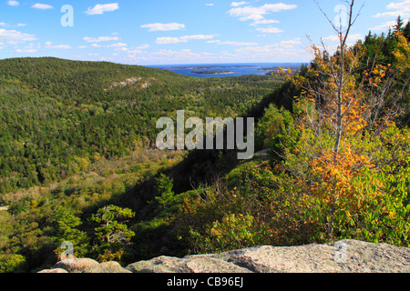 Beech Cliff and Canada Cliff Trail, Beech Mountain, Looking at Echo Lake, Acadia National Park, Mount Desert island, Maine, USA Stock Photo