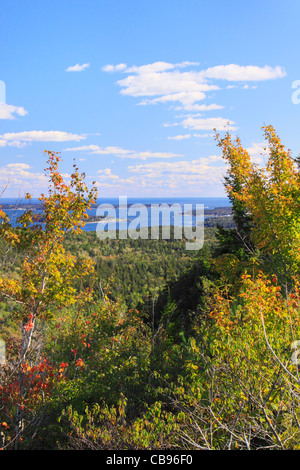 Beech Cliff and Canada Cliff Trail, Beech Mountain, Looking at Echo Lake, Acadia National Park, Mount Desert island, Maine, USA Stock Photo