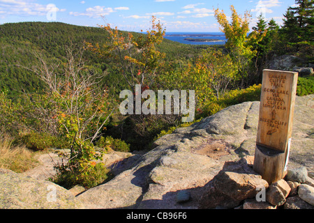 Beech Cliff and Canada Cliff Trail, Beech Mountain, Looking at Echo Lake, Acadia National Park, Mount Desert island, Maine, USA Stock Photo