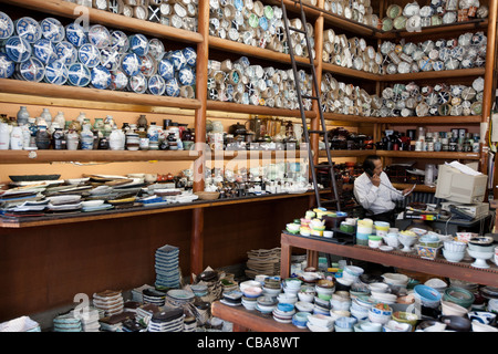 https://l450v.alamy.com/450v/cba8wt/kappabashi-dori-known-as-kitchenware-town-a-street-of-shops-selling-cba8wt.jpg