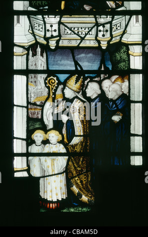 Gloucester Cathedral: Abbot Seabroke, responsible for building  tower in Perpendicular style, c. 1450. Stained glass window Stock Photo