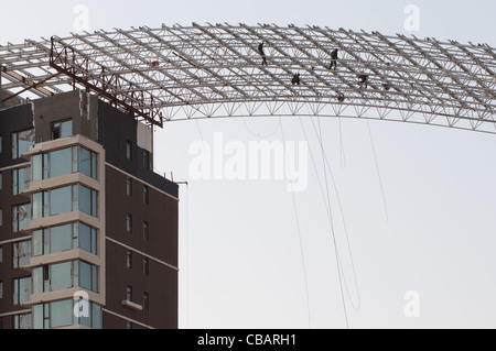 Workers on the roof of a building under construction. Dezhou, Shandong, China Stock Photo