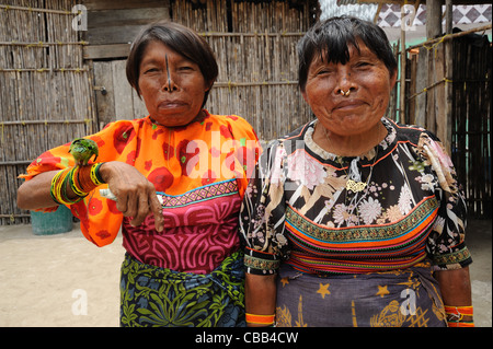 Guna indian women smiling with green parrot at Corbisky island in the Guna Yala, Panama. Stock Photo