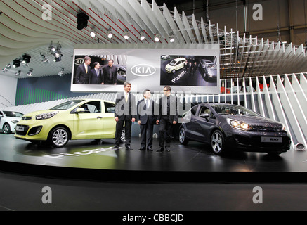 Hyoung-Keun Lee (center), Vicechairman and CEO Kia Motors Corporation, Paul Philpott (left), Chief Operating Officer of Kia Stock Photo