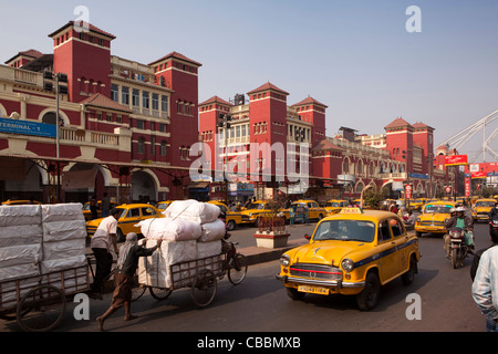 India, West Bengal, Kolkata, Howrah Junction, the city’s main railway station Stock Photo