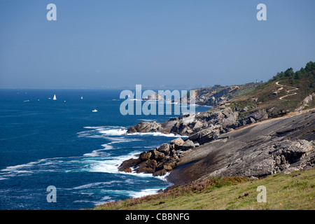 In Guipuzcoa, the Atlantic rocky shoreline near the Higuer Cape (Spain). Le littoral rocheux Atlantique près du Cap du Figuier. Stock Photo