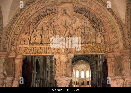 Elk196-1515 France, Burgundy, Vezelay, Abbey church 12th c, tympanum Stock Photo