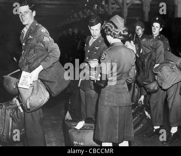 Coming home. US soldiers and airmen return to the USA at the end of WW11 Stock Photo