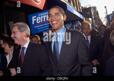 Illinois Senator Barack Obama (C) campaigns for Democratic Mayoral Candidate Fernando Ferrer (L) Stock Photo