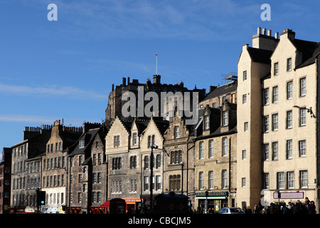 Edinburgh Castle overlooks Georgian townhouses on the Grassmarket in Edinburgh, Scotland. Stock Photo