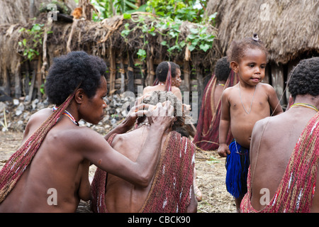 Dani Women lousing, Baliem Valley, West Papua, Indonesia Stock Photo