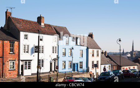 Sightseeing: Local style old-fashioned terrace property with unusually coloured blue houses and the Angel Inn at Lumsden's Yard, Durham Stock Photo