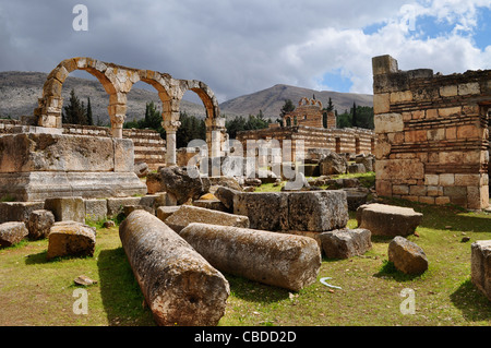 Ancient Umayyad city ruins at Anjar. Built in Muslim rule c. AD 705-15 with Hellenistic-Roman details.  Armenian new town beyond Stock Photo