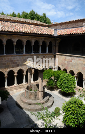 Medieval Stone Well and c12th Romanesque Cloisters Cathedral of Saint-Léonce de Frejus or Frejus Cathedral, Frejus, Var, France Stock Photo