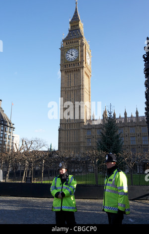 metropolitan police officers guard the houses of parliament london ...