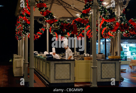 Chef's preparing food in an outdoor kitchen decorated for Christmas at Raffles hotel, Singapore Stock Photo