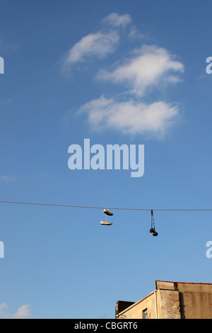 Shoefiti - sneakers dangling from overhead power lines, Greenpoint, Brooklyn, NY, USA Stock Photo