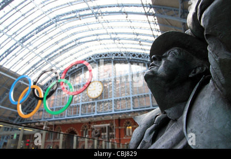 SIr John Betjeman statue and Olympic rings in St Pancras Rail station Kings Cross London Stock Photo