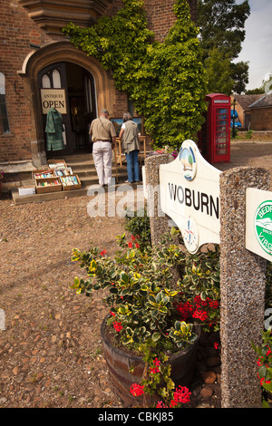 UK, England, Bedfordshire, Woburn, The Pitchings, village name sign amongst floral planters on old market place Stock Photo