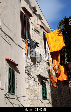 Washing hanging in old town street, Bari Vecchia, Apulia, Puglia, Italy, Italia, Italie, Adriatic Sea, Europe Stock Photo
