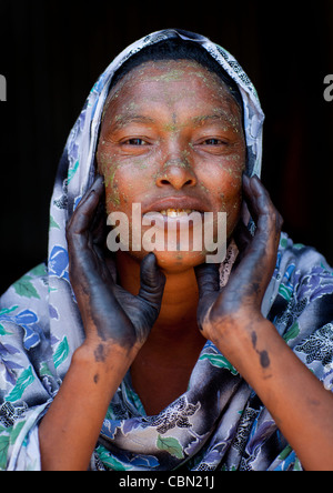 Beautiful Black Woman With Henna Painted Hands And Wearing Veil Putting Qasil On Her Face Hargeisa Somaliland Stock Photo