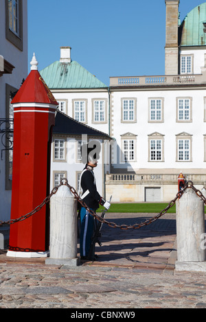 Bearskin sentry from the Royal Life Guards outside his sentry box at the Fredensborg Palace near Copenhagen, Denmark. Fredensborg Slot Stock Photo