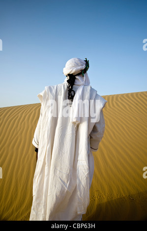 Touareg musician Koudede, in sand dunes outside Timbuktu, Mali Stock Photo