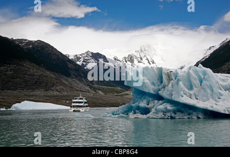 Cruise between Icebergs at Lago Argentina, Los Glaciares National Park, El Calafate, Santa Cruz province. Patagonia. Argentina. Stock Photo