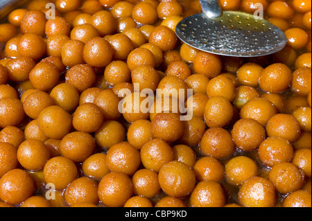 Deep-fried snack foods on sale in old town market Udaipur, Rajasthan, Western India, Stock Photo