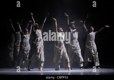 KHAN Akram - Vertical Road, VERTICAL ROAD Choreography : KHAN Akram Company : Akram Khan Company Light : KONGSHAUG Jesper Costu Stock Photo