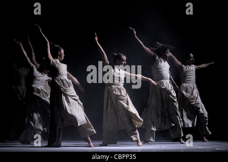 KHAN Akram - Vertical Road, VERTICAL ROAD Choreography : KHAN Akram Company : Akram Khan Company Light : KONGSHAUG Jesper Costu Stock Photo