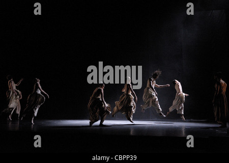 KHAN Akram - Vertical Road, VERTICAL ROAD Choreography : KHAN Akram Company : Akram Khan Company Light : KONGSHAUG Jesper Costu Stock Photo