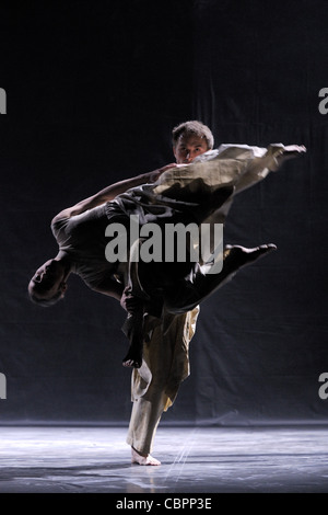 KHAN Akram - Vertical Road, VERTICAL ROAD Choreography : KHAN Akram Company : Akram Khan Company Light : KONGSHAUG Jesper Costu Stock Photo