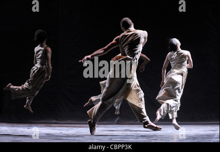 KHAN Akram - Vertical Road, VERTICAL ROAD Choreography : KHAN Akram Company : Akram Khan Company Light : KONGSHAUG Jesper Costu Stock Photo