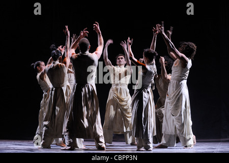 KHAN Akram - Vertical Road, VERTICAL ROAD Choreography : KHAN Akram Company : Akram Khan Company Light : KONGSHAUG Jesper Costu Stock Photo