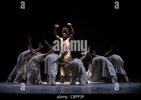 KHAN Akram - Vertical Road, VERTICAL ROAD Choreography : KHAN Akram Company : Akram Khan Company Light : KONGSHAUG Jesper Costu Stock Photo