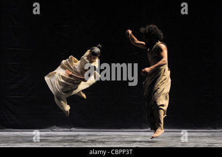 KHAN Akram - Vertical Road, VERTICAL ROAD Choreography : KHAN Akram Company : Akram Khan Company Light : KONGSHAUG Jesper Costu Stock Photo