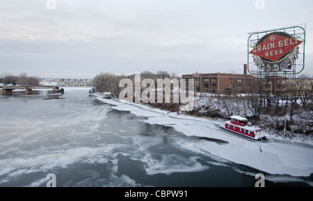 Mississippi River starting to freeze over along the riverbank of Nicollet Island in Minneapolis, Minnesota Stock Photo