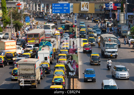 Traffic congestion on downtown highway to Bandra, Andheri and Santacruz and access route to the BKC Complex in Mumbai, India Stock Photo