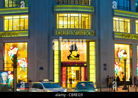L'incroyable métamorphose de la façade Louis Vuitton sur les Champs-Elysées  à Paris en images