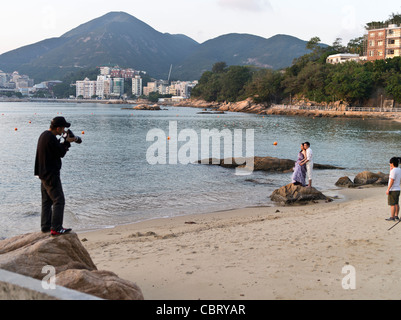 dh St Stephens beach STANLEY HONG KONG Photographer Chinese couples wedding photographs sandy beach couple Stock Photo