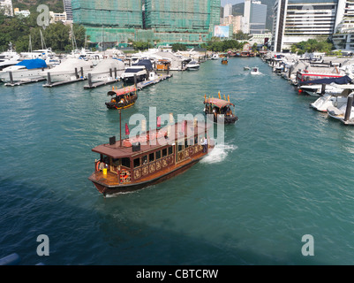 dh Aberdeen Harbour ABERDEEN HONG KONG Jumbo Ferry tourist sampans in Aberdeen harbour anchorage Stock Photo